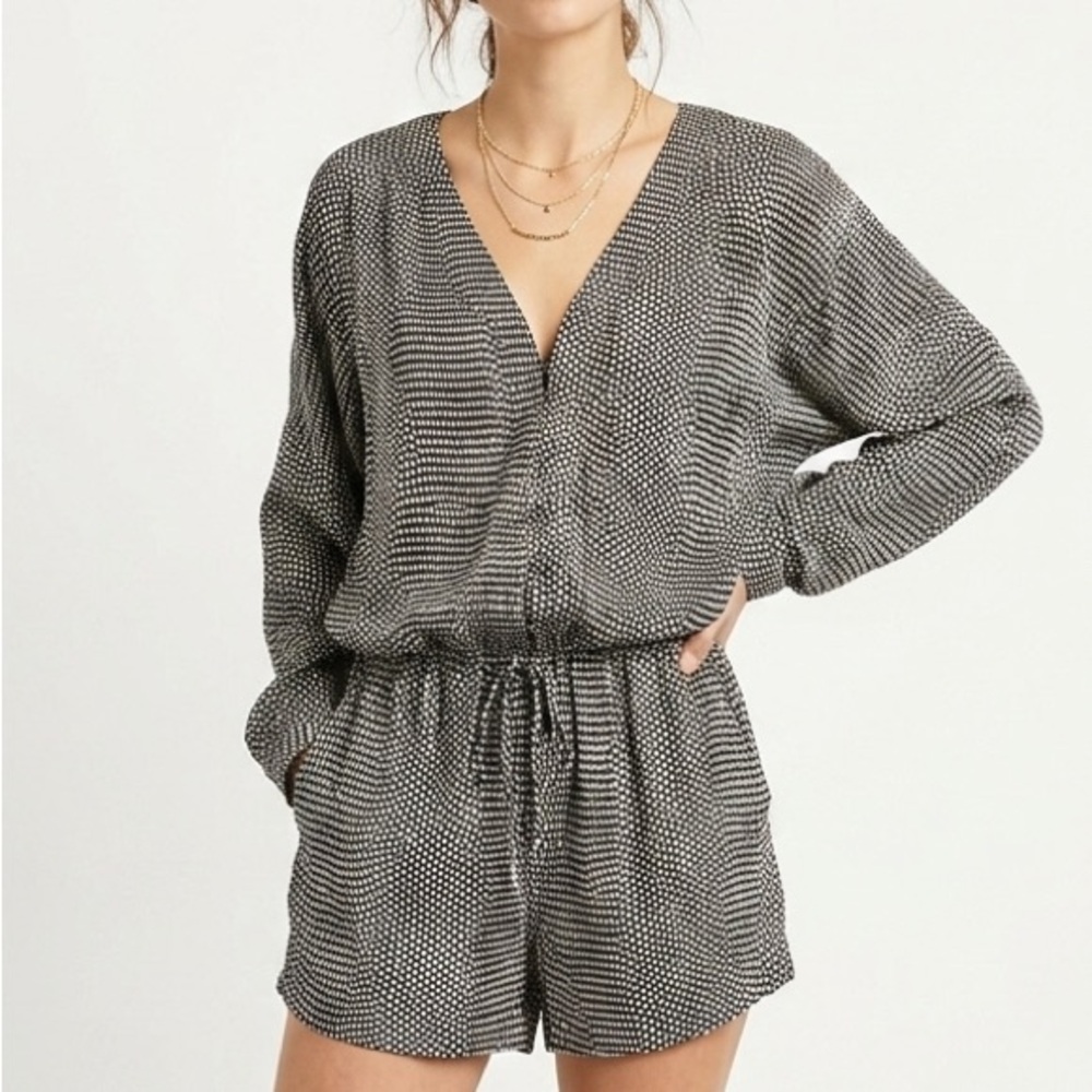 BCBGMAXAZRIA Black White Pebble Roll Sleeve Cinch Waist Silky Romper Playsuit